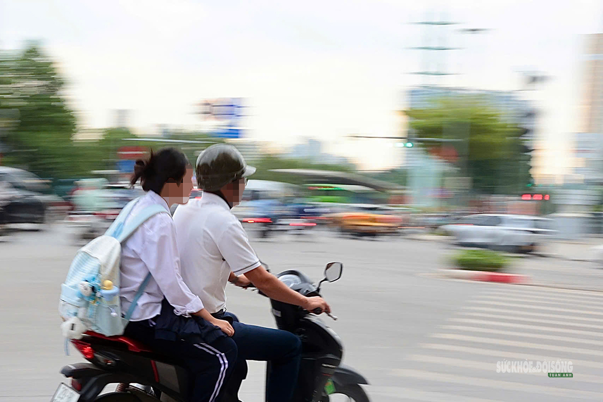 Phụ huynh cần làm gương để con an toàn trên đường đến trường- Ảnh 5.