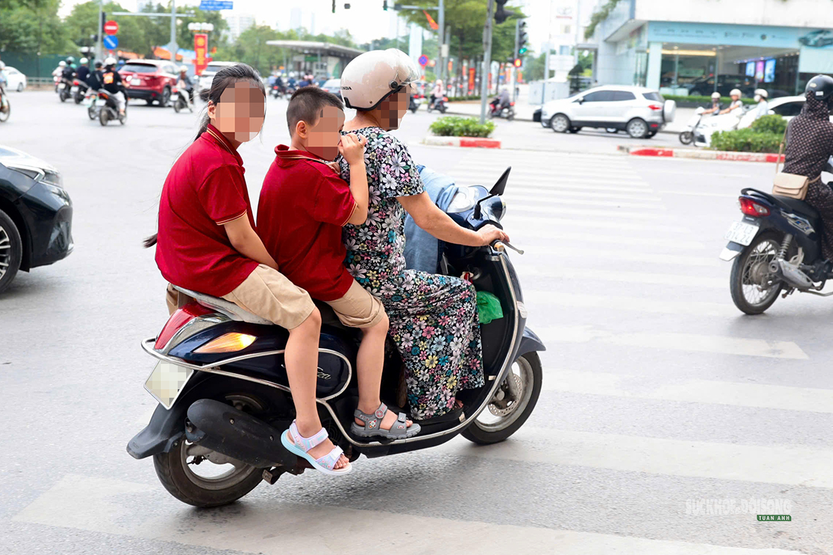 Phụ huynh cần làm gương để con an toàn trên đường đến trường- Ảnh 4.