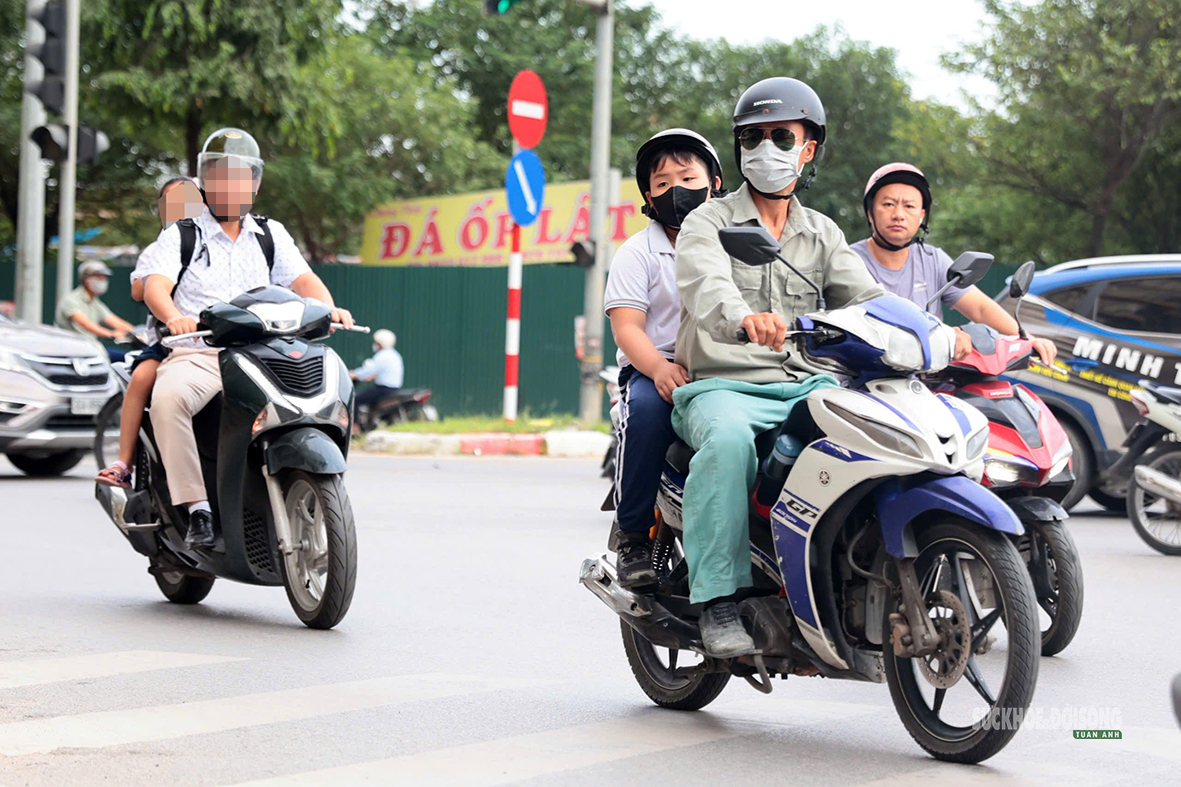 Phụ huynh cần làm gương để con an toàn trên đường đến trường- Ảnh 2.