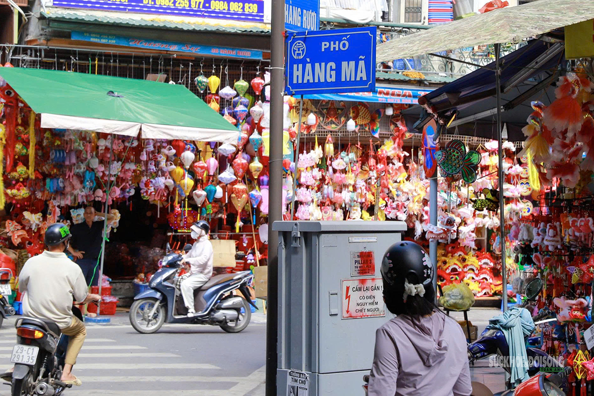 Sắc màu Trung thu hút khách Tây trên phố Hàng Mã - Ảnh 7.