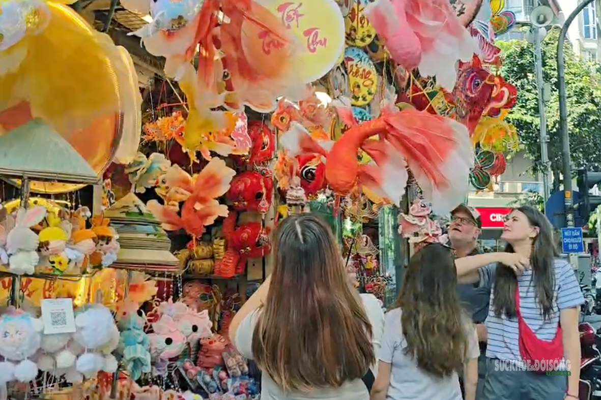Sắc màu Trung thu hút khách Tây trên phố Hàng Mã - Ảnh 5.