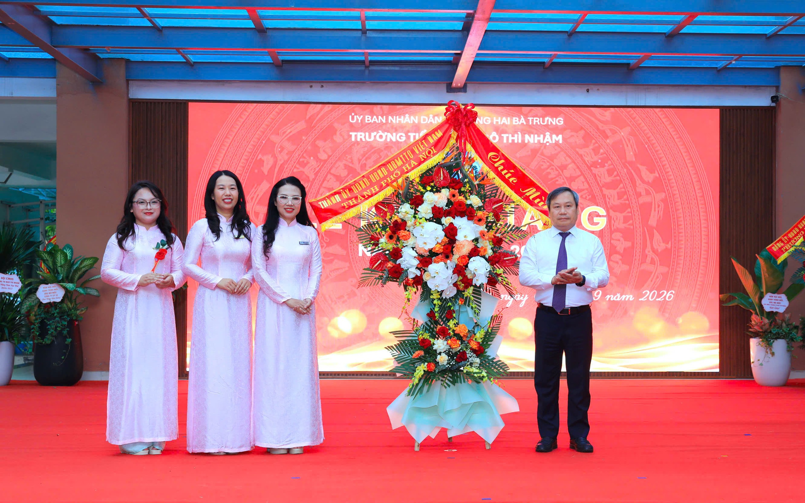 Chủ tịch UBND TP Hà Nội dự khai giảng năm học mới Trường TH Ngô Thì Nhậm- Ảnh 2.