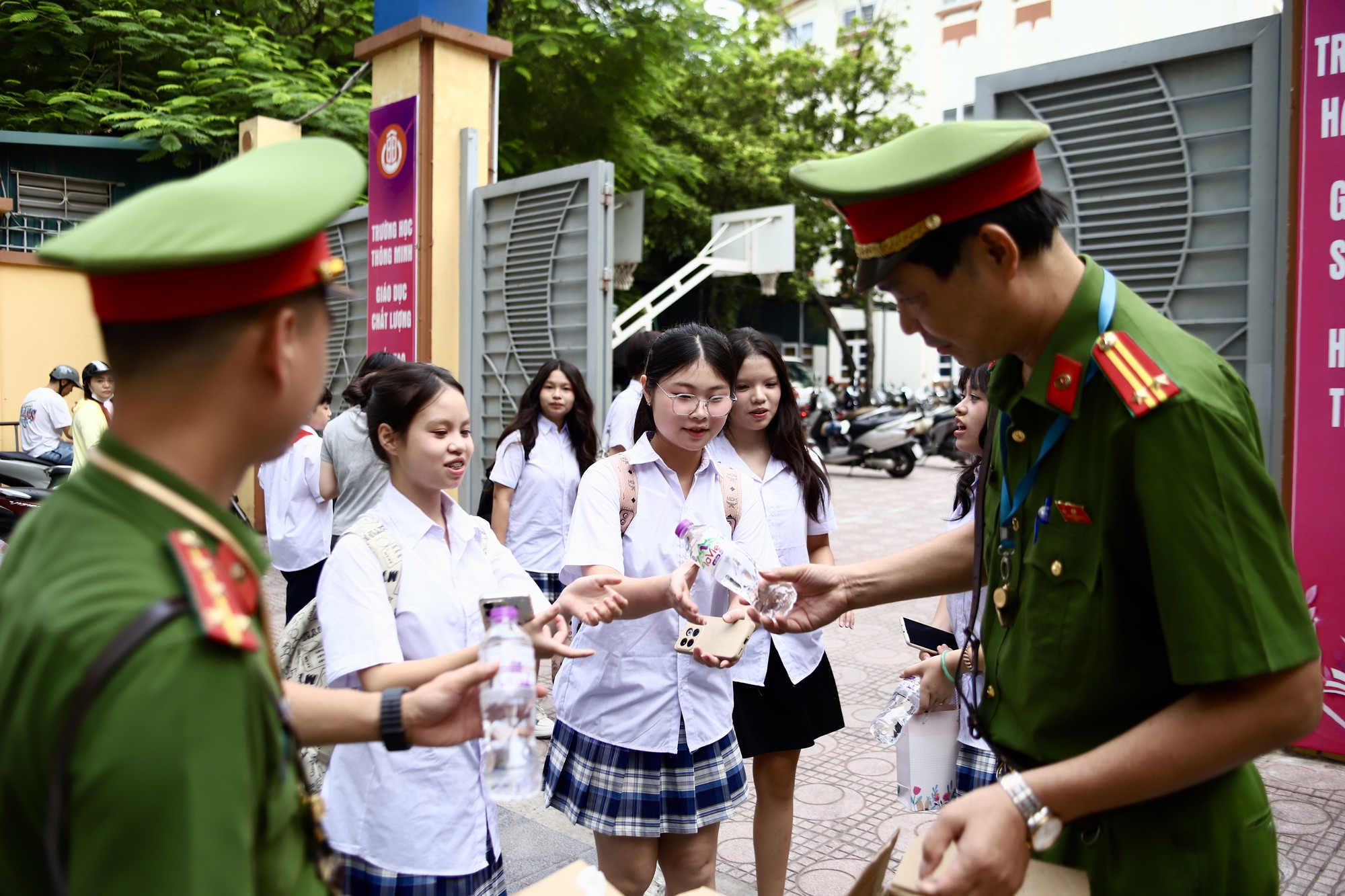 Hà Nội bảo đảm trật tự an toàn giao thông trong ngày khai giảng năm học mới- Ảnh 4.
