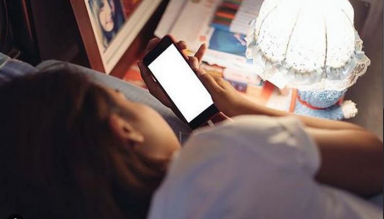5 biểu hiện ở mắt  khi dùng điện thoại quá lâu vào buổi tối- Ảnh 2.
