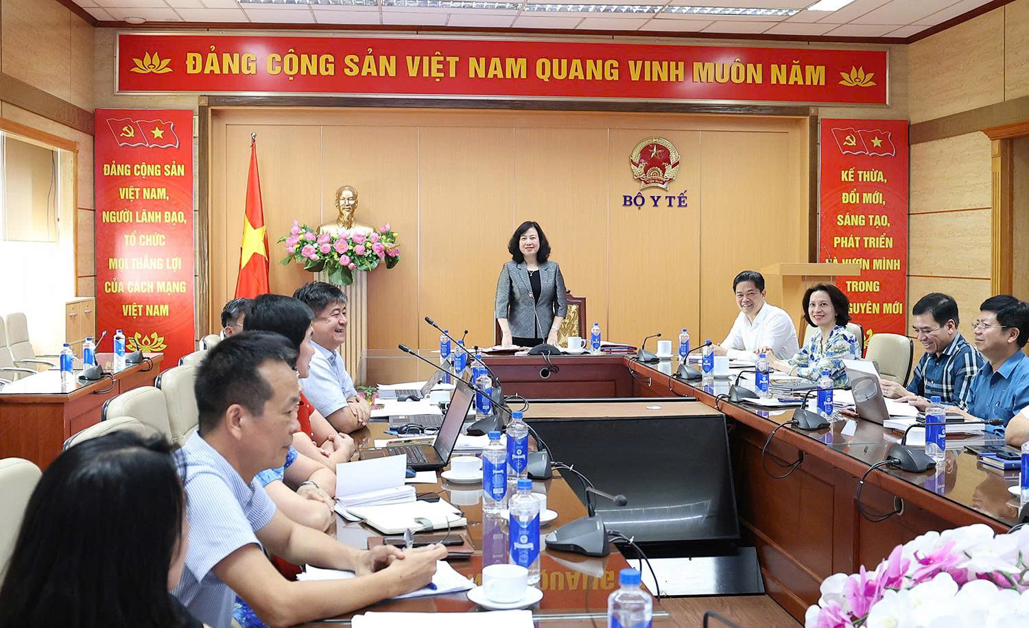 Bộ trưởng Đào Hồng Lan chủ trì họp rà soát, hoàn thiện 5 dự luật lĩnh vực y tế- Ảnh 2.
