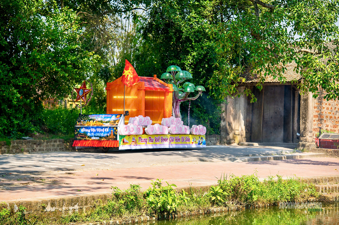 Độc đáo đèn Trung thu lấy ý tưởng từ cổng làng Đường Lâm - Ảnh 4.