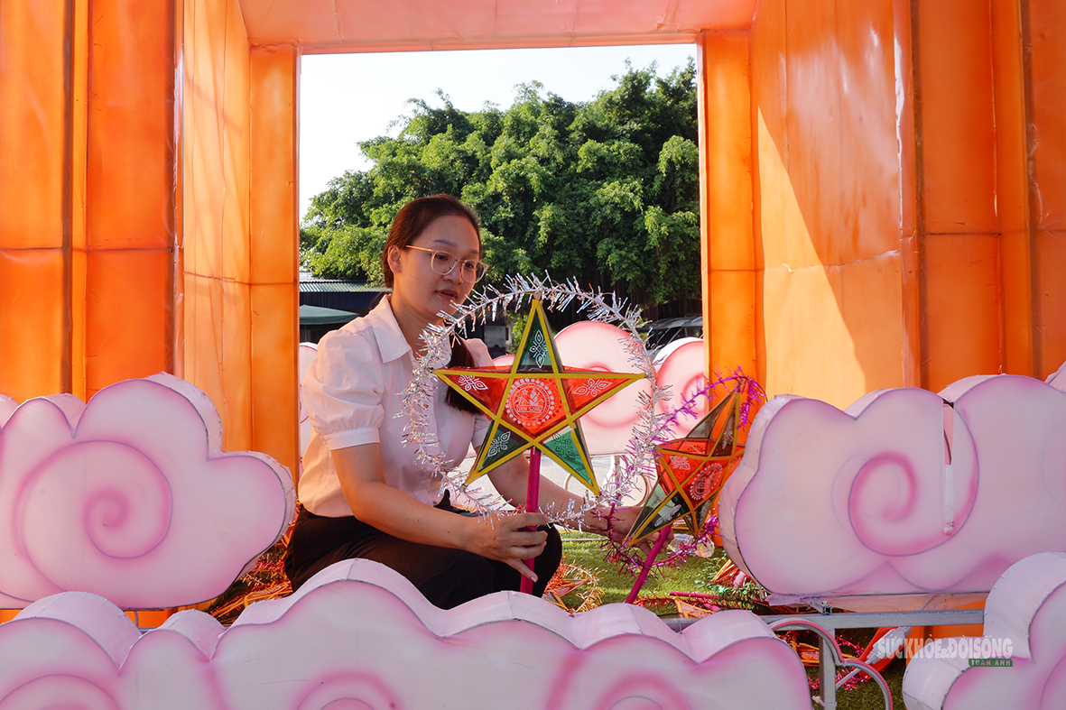 Độc đáo đèn Trung thu lấy ý tưởng từ cổng làng Đường Lâm - Ảnh 7.