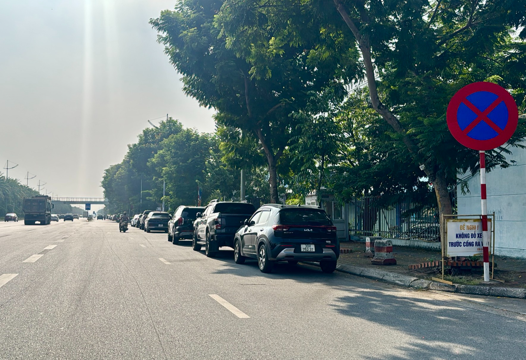 Biển cấm hoá 'vô hình', ô tô xếp hàng vi phạm tại Nội Bài - Ảnh 1.