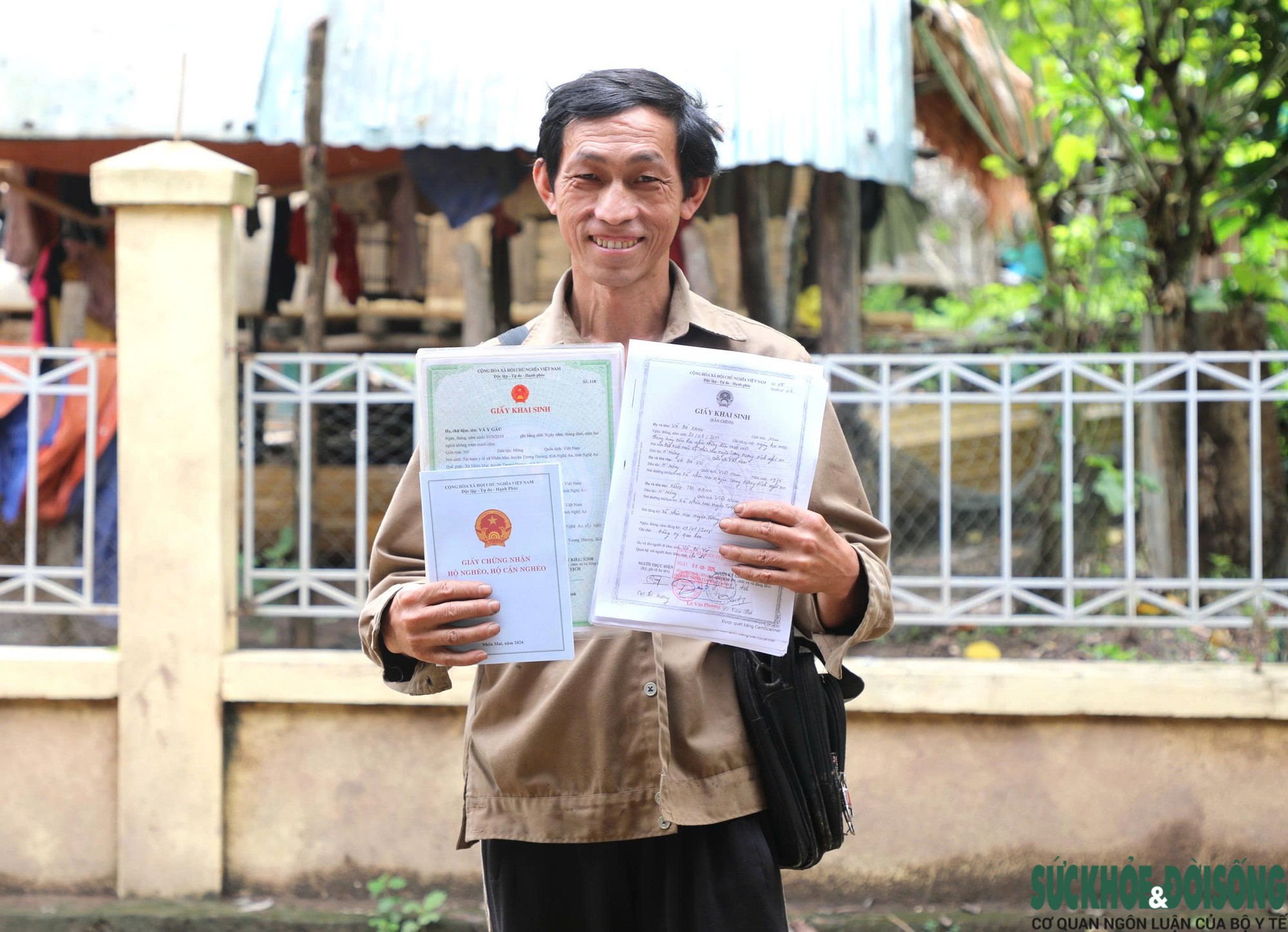 Vượt sông đưa dịch vụ công đến bản làng - Ảnh 8.