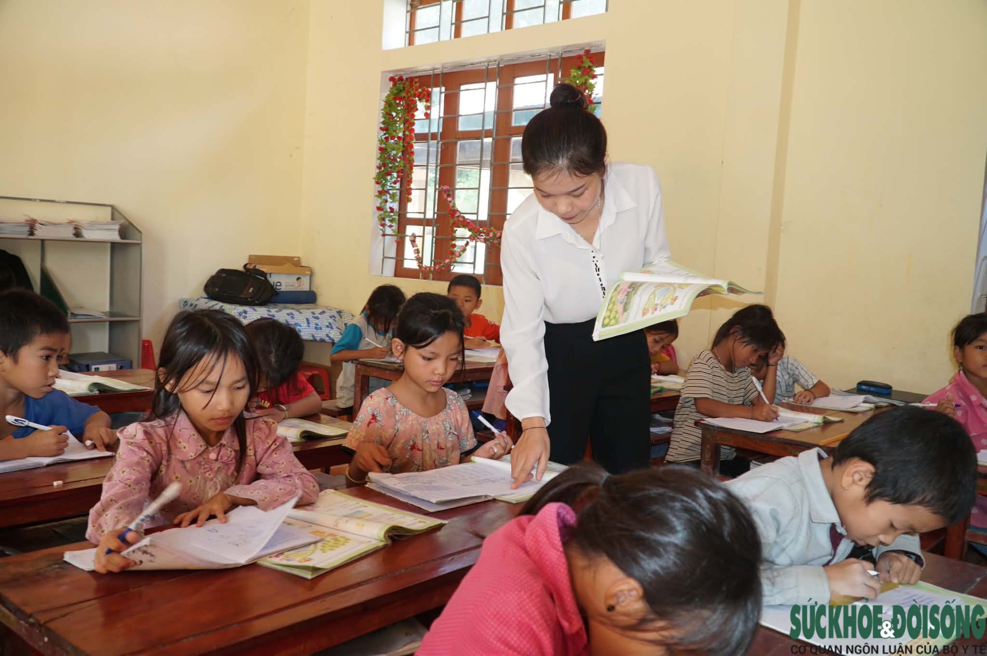 Bổ nhiệm hiệu trưởng sau sáp nhập gây xôn xao, Nghệ An yêu cầu rà soát - Ảnh 2.