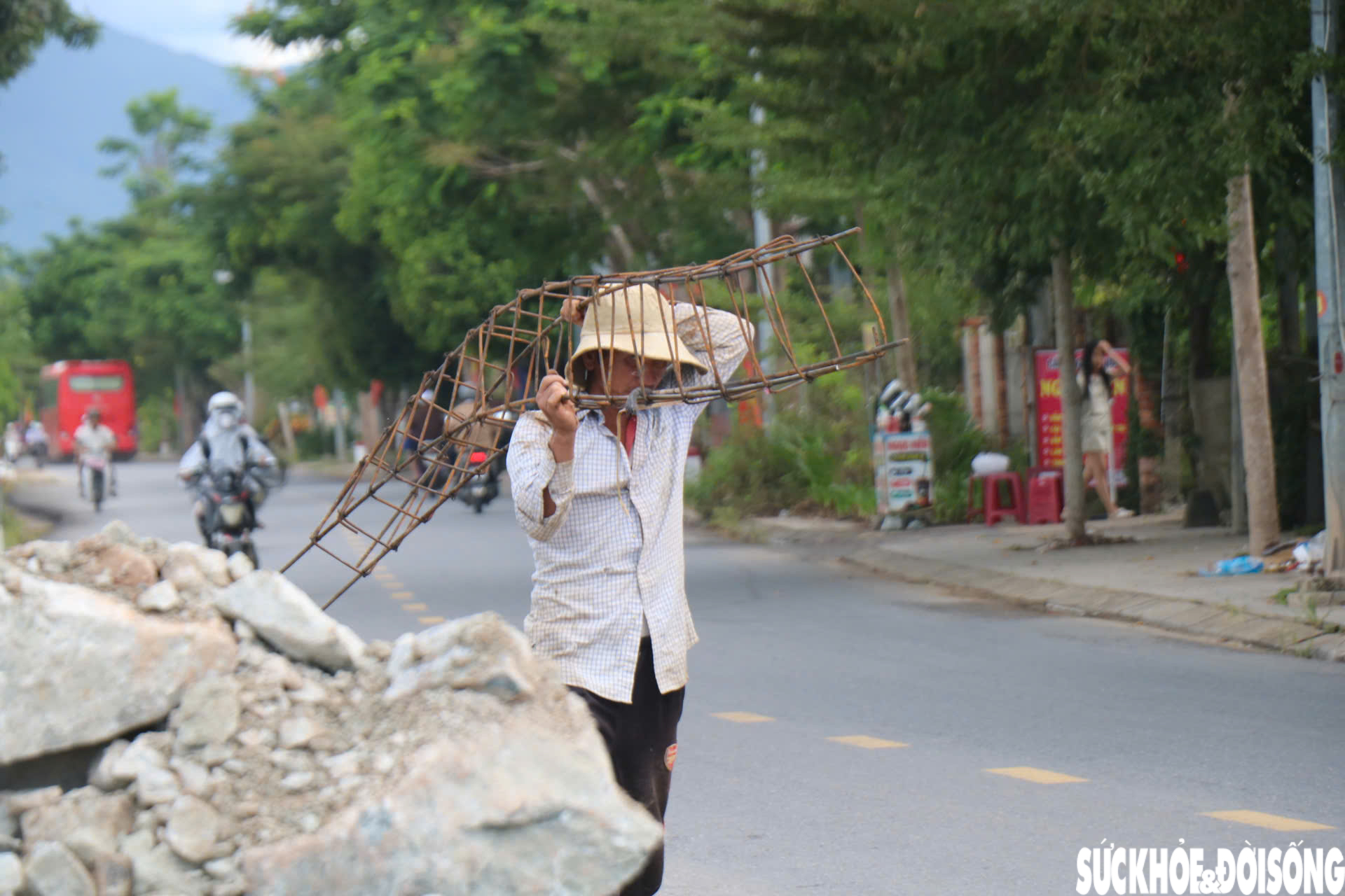 Sạt lở áp sát nhà dân, chạy đua dựng kè trước mùa mưa bão- Ảnh 5.