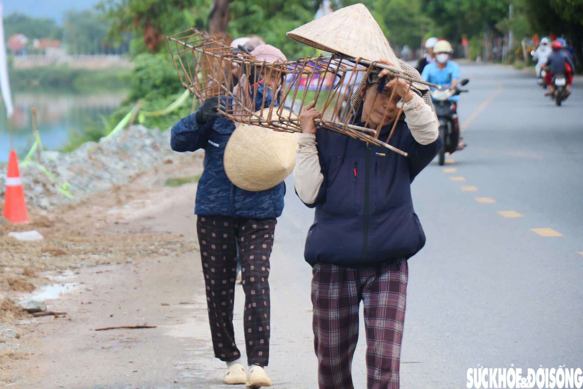 Sạt lở áp sát nhà dân, chạy đua dựng kè trước mùa mưa bão- Ảnh 6.