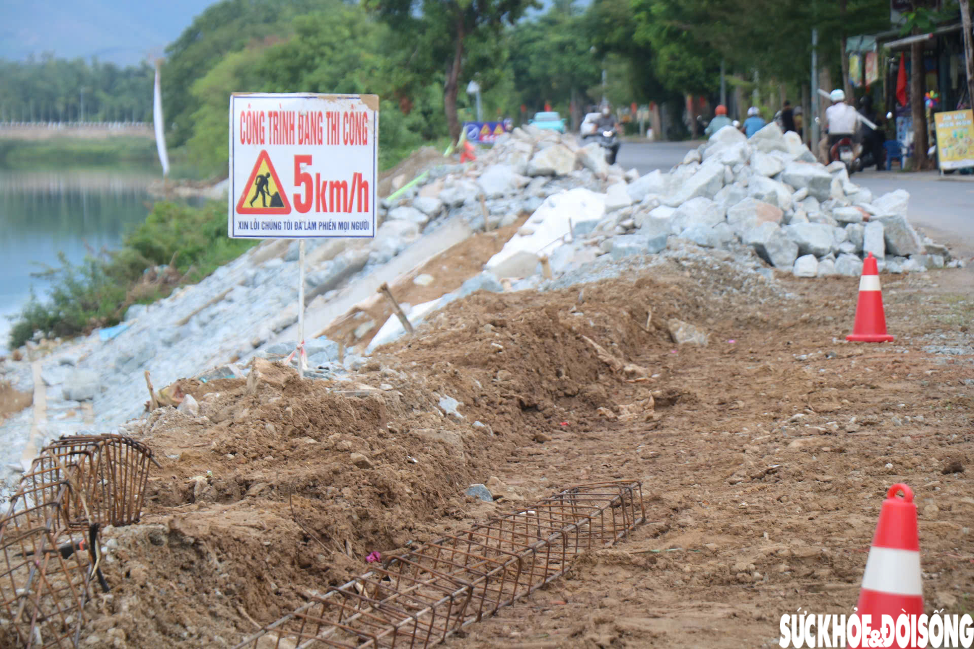 Sạt lở áp sát nhà dân, chạy đua dựng kè trước mùa mưa bão- Ảnh 8.