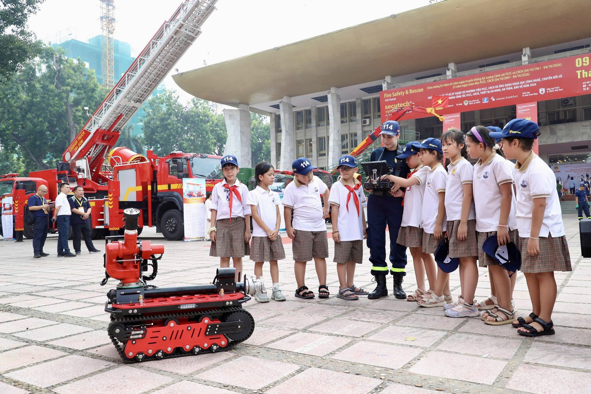 Học sinh Hà Nội hào hứng trải nghiệm phòng cháy, chữa cháy và cứu nạn, cứu hộ- Ảnh 2.