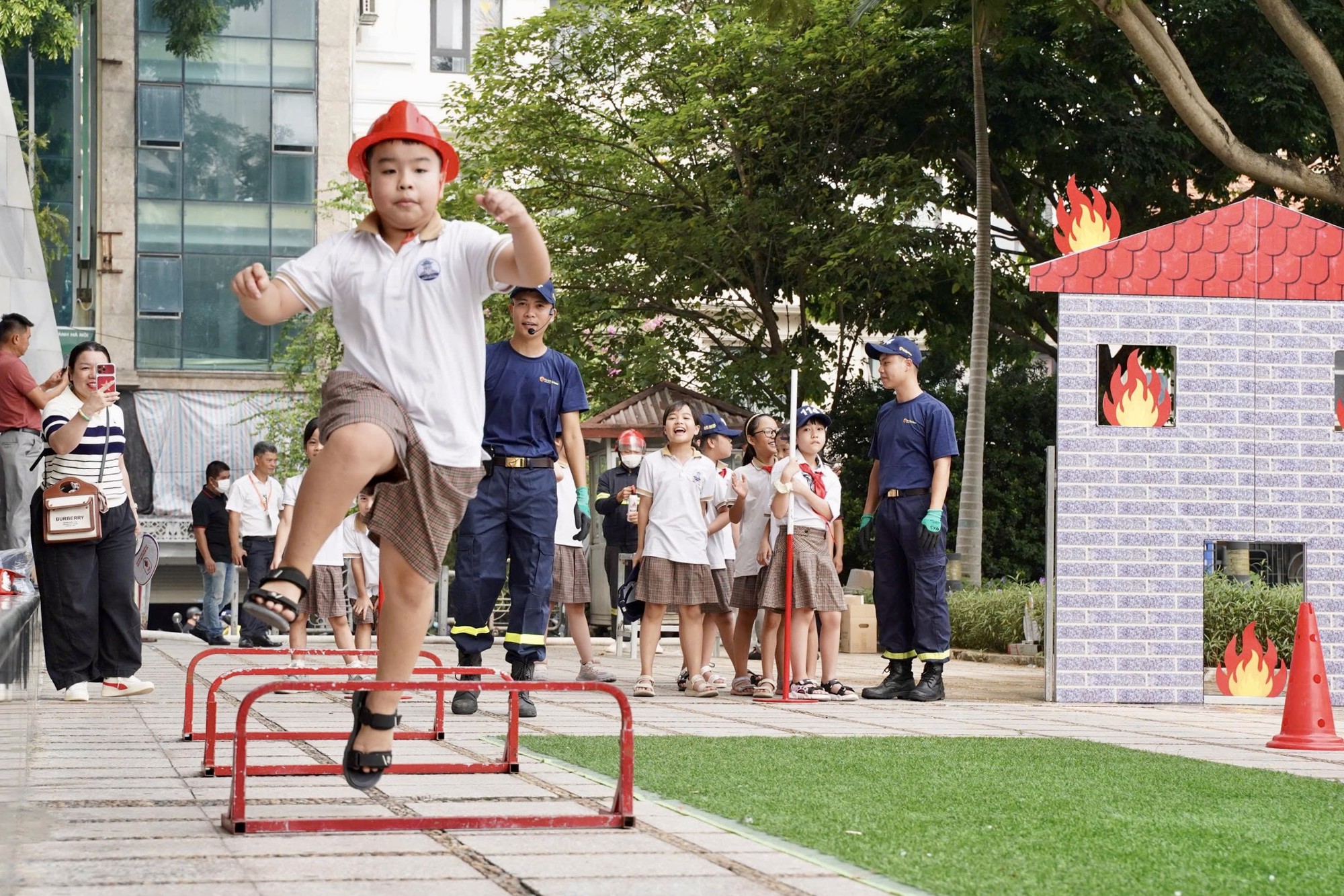 Học sinh Hà Nội hào hứng trải nghiệm phòng cháy, chữa cháy và cứu nạn, cứu hộ- Ảnh 3.