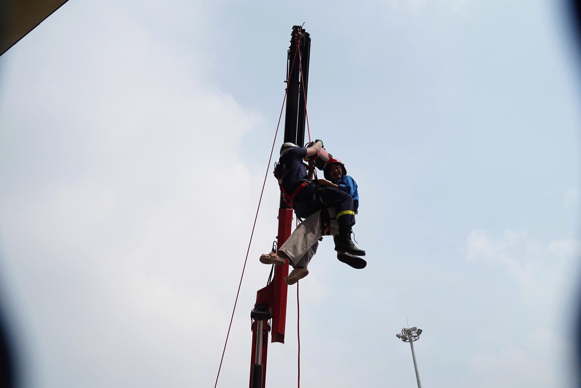 Học sinh Hà Nội hào hứng trải nghiệm phòng cháy, chữa cháy và cứu nạn, cứu hộ- Ảnh 9.