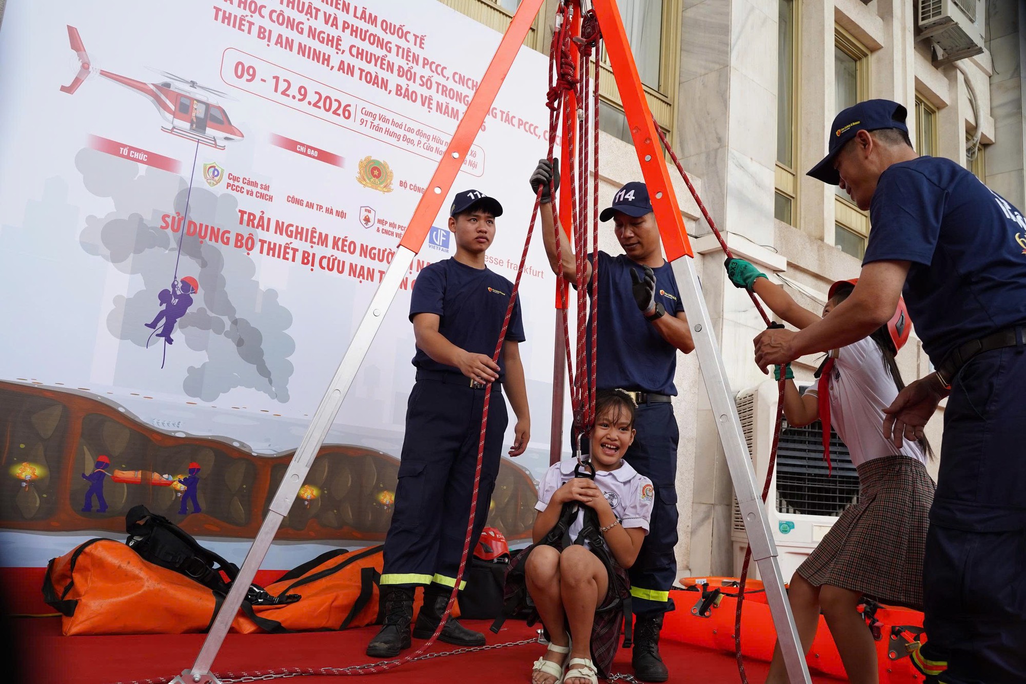 Học sinh Hà Nội hào hứng trải nghiệm phòng cháy, chữa cháy và cứu nạn, cứu hộ- Ảnh 10.
