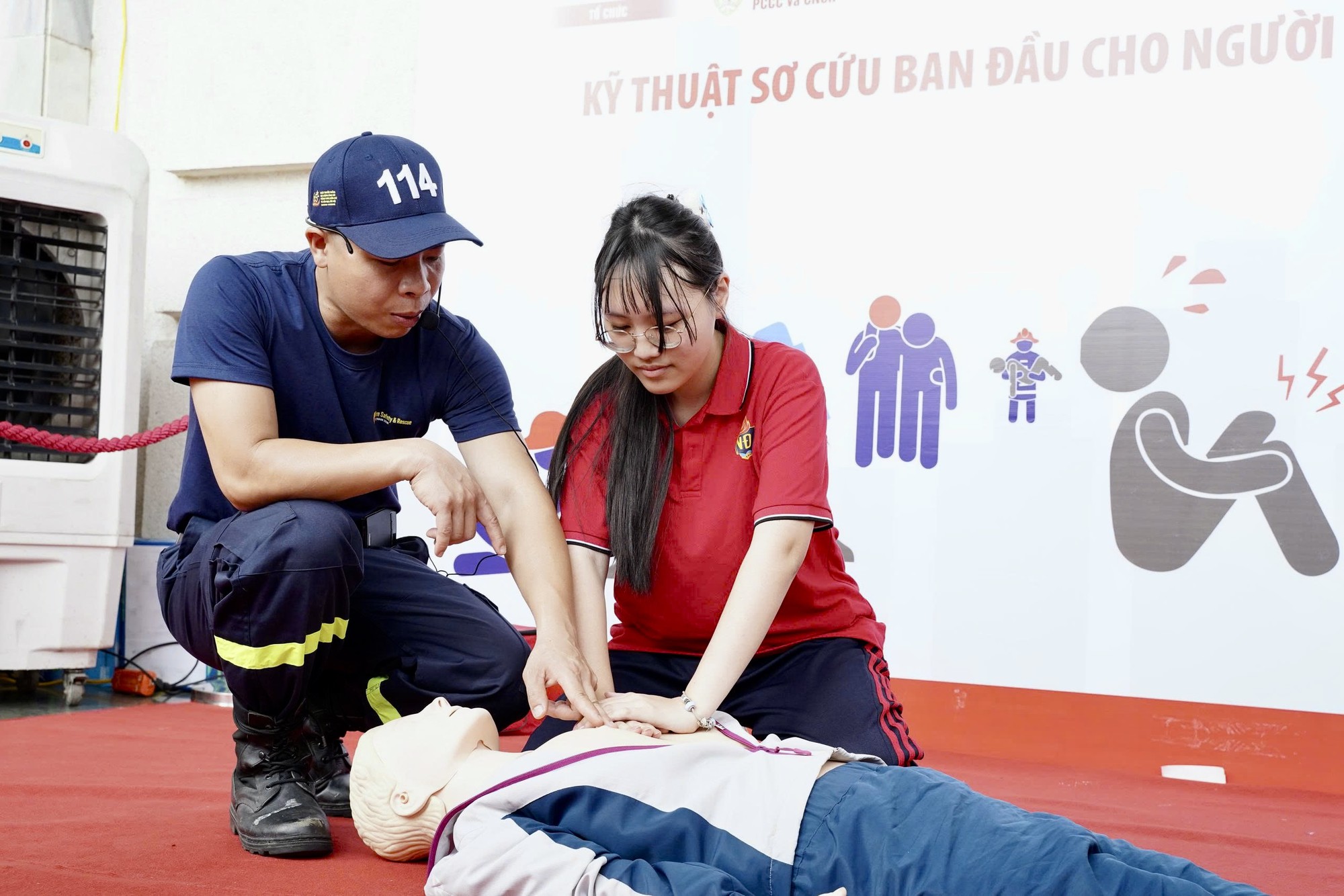 Học sinh Hà Nội hào hứng trải nghiệm phòng cháy, chữa cháy và cứu nạn, cứu hộ- Ảnh 4.