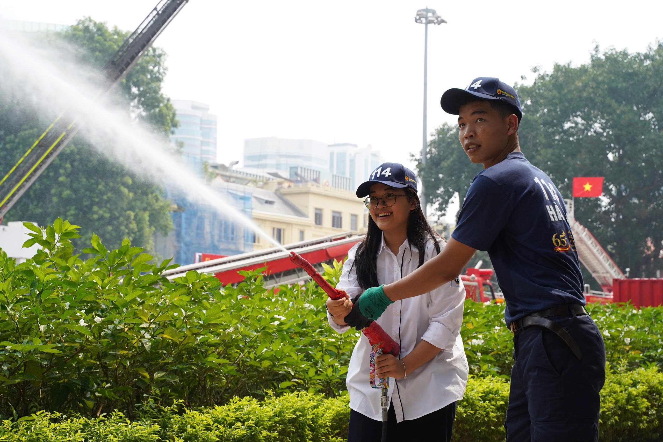 Học sinh Hà Nội hào hứng trải nghiệm phòng cháy, chữa cháy và cứu nạn, cứu hộ- Ảnh 6.