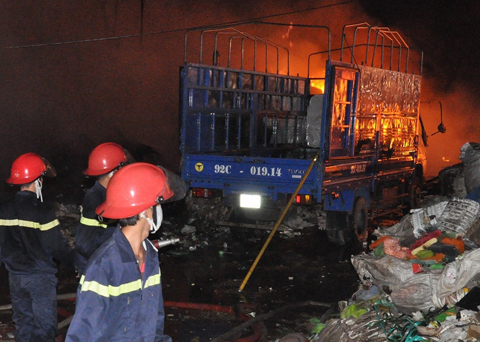 Hàng trăm lính cứu hỏa chữa cháy kho phế liệu 2