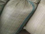 Phát hiện 4 bao tải thuốc nổ bị người lạ gánh vào nhà 1 Phát hiện 4 bao tải thuốc nổ bị người lạ gánh vào nhà 1