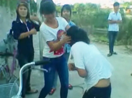 Nữ sinh bị đánh, xé áo trước mặt mọi người 2