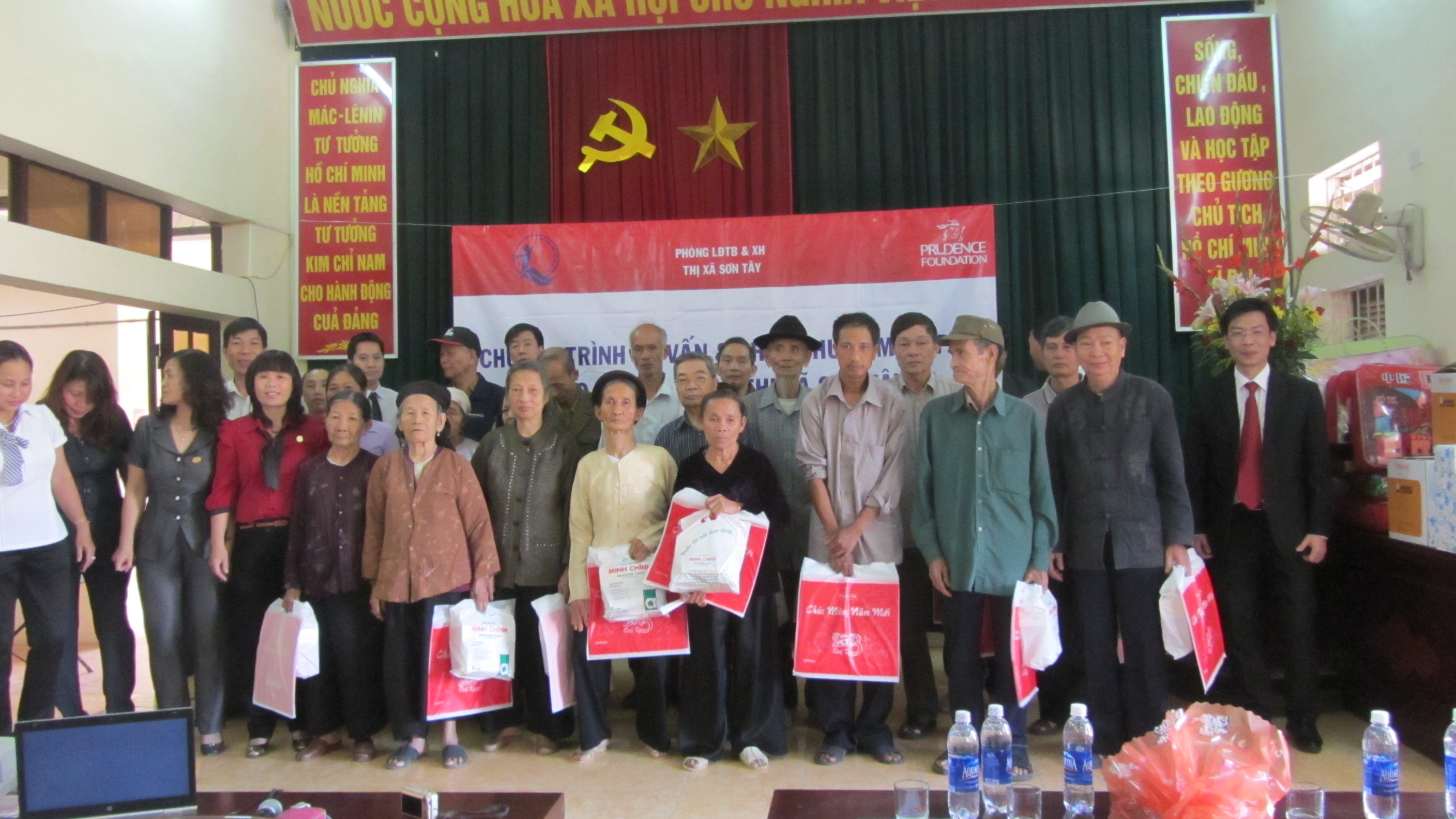 Công ty Prudential Việt Nam phát thuốc miễn phí cho 50 người nghèo  2
