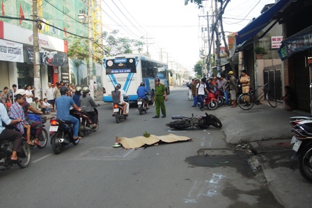 Đón bạn đi học, nam sinh viên tử nạn 1