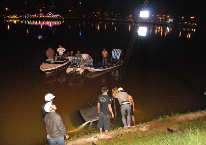 Ô tô tông liên tiếp 3 xe máy rồi lao thẳng xuống hồ 1