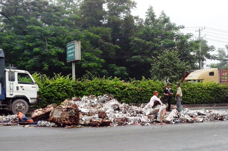 Xe tải "rải" sắt phế liệu đầy đường, tài xế ngất trong ca bin 2