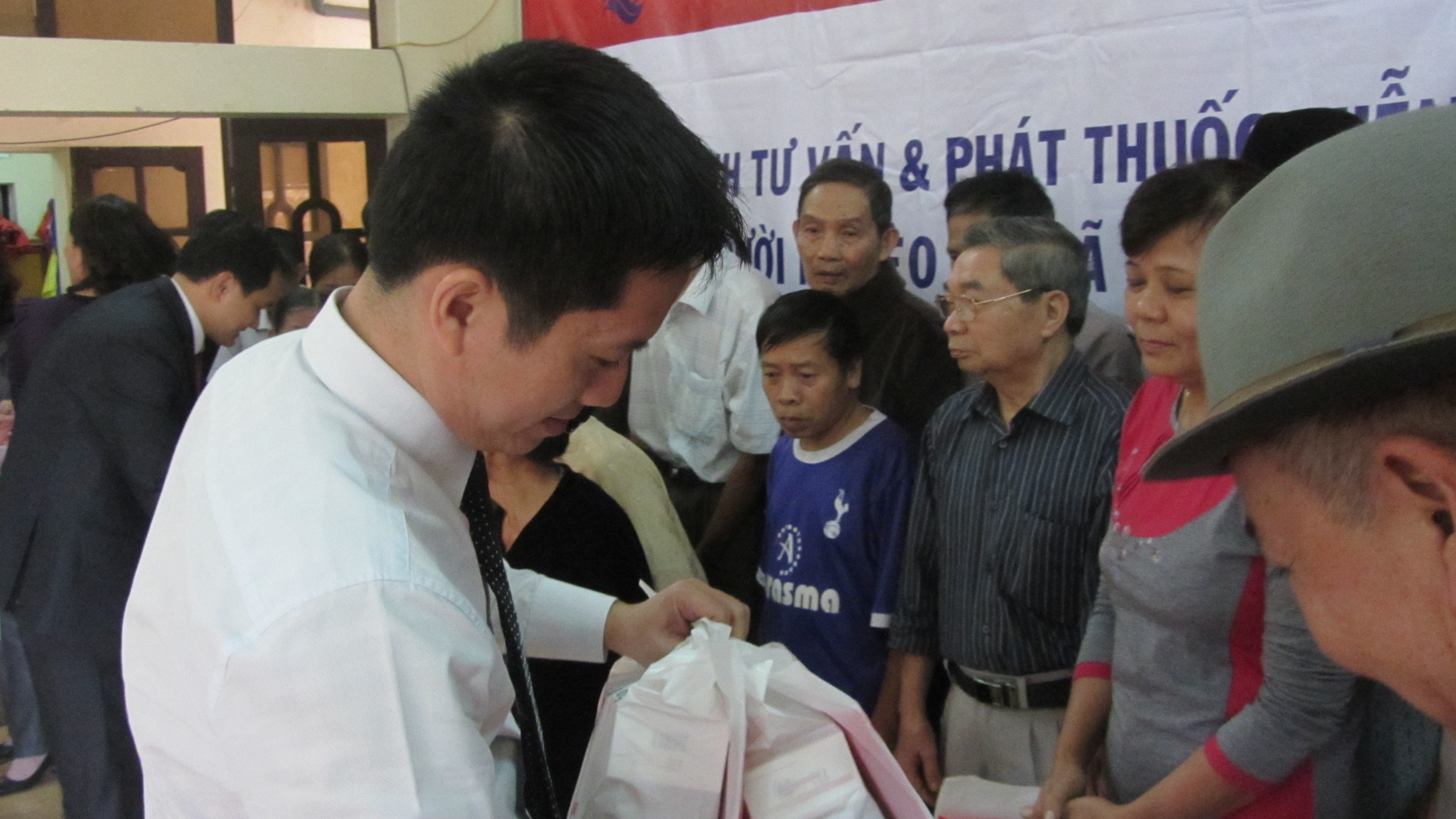 Công ty Prudential Việt Nam phát thuốc miễn phí cho 50 người nghèo  1