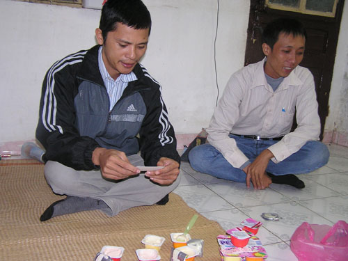 Sữa chua Petit nhập khẩu có “vật thể lạ” 3