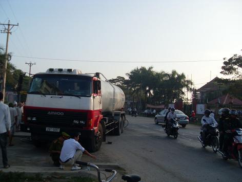 Xe chở dầu cán chết hai thiếu nữ 1