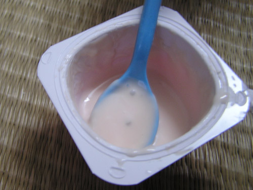 Sữa chua Petit nhập khẩu có “vật thể lạ” 2
