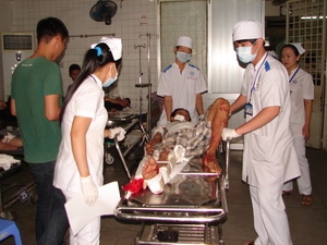 Xe khách và xe tải đâm nhau, 20 người bị thương 1