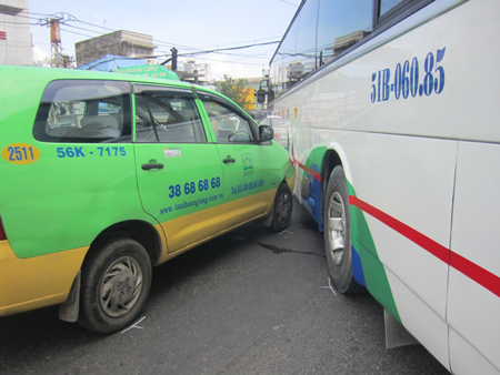 Taxi húc xe khách, đường kẹt cứng suốt 2 giờ 1