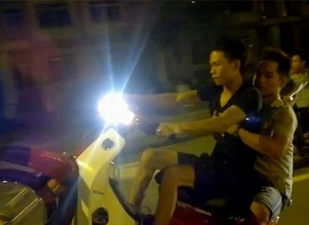 "Quái xế" gây náo loạn Đại lộ Thăng Long 1 "Quái xế" gây náo loạn Đại lộ Thăng Long 1