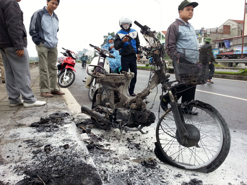 Xe máy cháy rụi trên đường 1