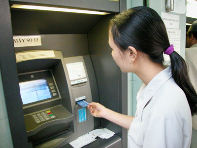 Từ 1/3, thu phí rút tiền ATM nội mạng? 1