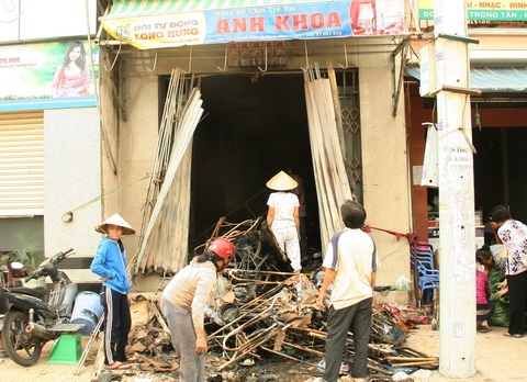 Nhà cháy lúc rạng sáng, cả gia đình thoát nạn 1