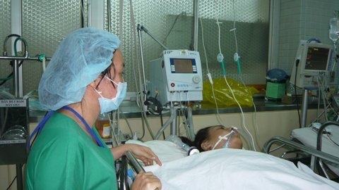 Biểu diễn nuốt kiếm, nam thanh niên bị thủng thực quản 1