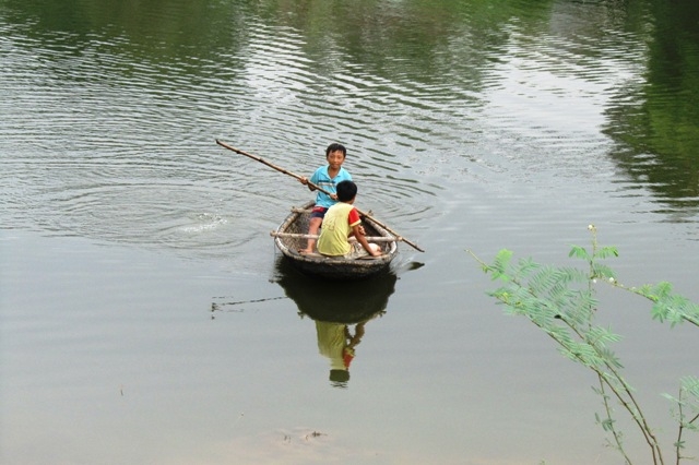 Thuyền lật giữa hồ, 2 học sinh chết đuối 1