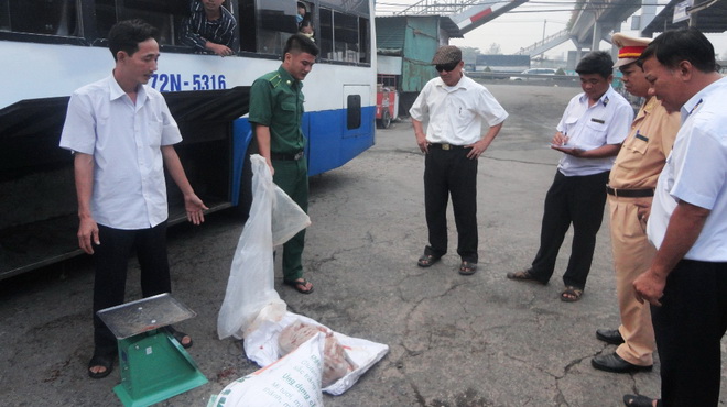 Thu giữ 2,6 tạ thịt bẩn đang mang ra chợ bán 1