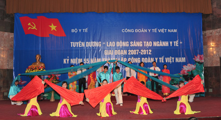 Vượt lên chính mình để chăm sóc và bảo vệ sức khỏe nhân dân 2