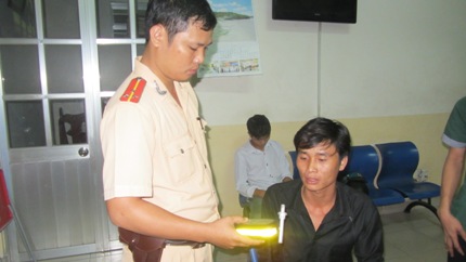 Rượt đuổi 'quái xế' đạp đổ xe CSGT 1