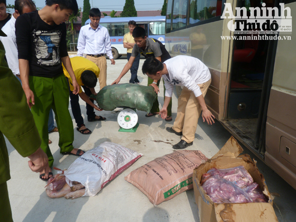 Tài xế xe khách đánh nhau, phát hiện 600kg chân giò lợn "bẩn" 3