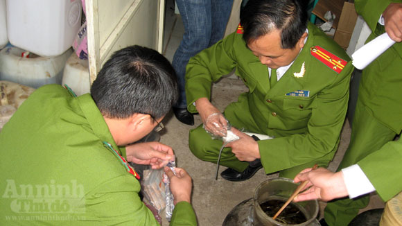 "Đột kích" cơ sở bán rượu chứa chất ma túy 2