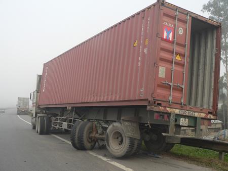 Xe tải lao thẳng xuống vực, 3 người thoát chết may mắn 3