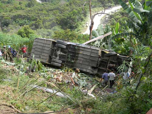 Xe khách lao xuống đèo, 15 người bị thương 2 Xe khách lao xuống đèo, 15 người bị thương 2