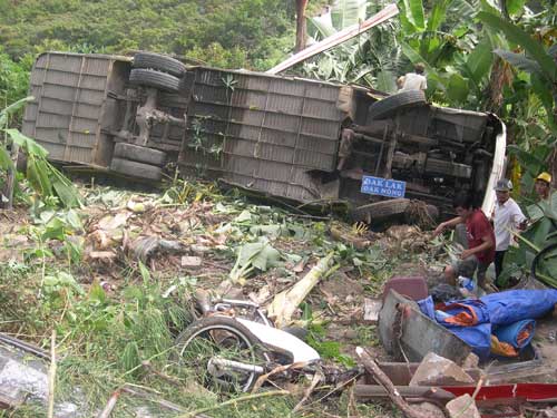 Xe khách lao xuống đèo, 15 người bị thương 3 Xe khách lao xuống đèo, 15 người bị thương 3